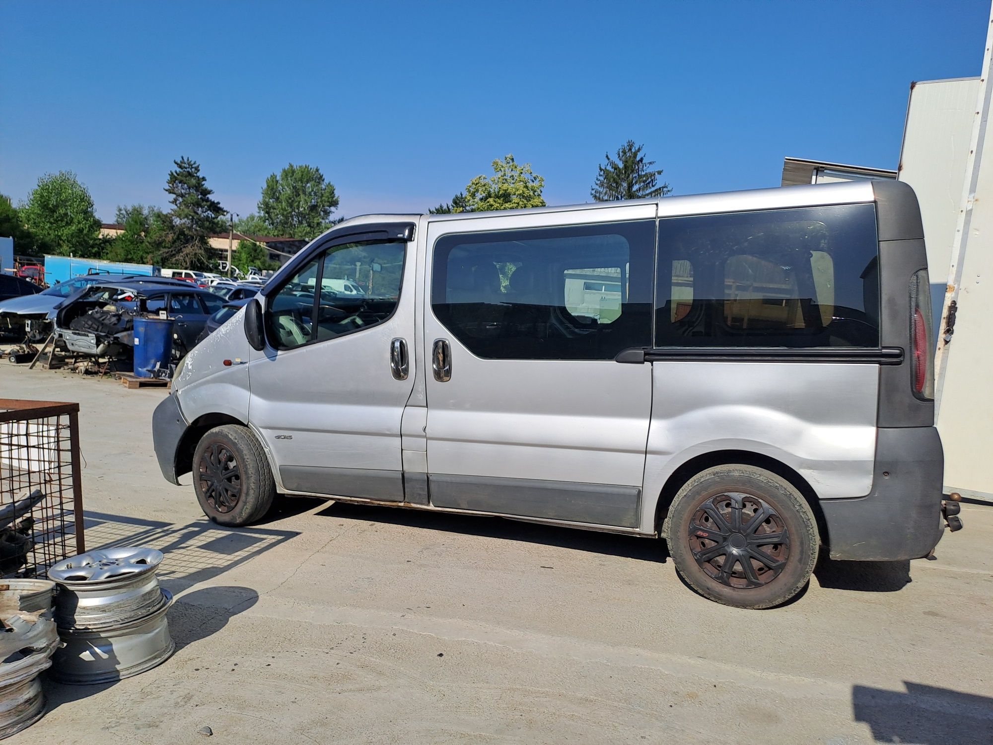 Dezmembrez Renault trafic 1.9 dci