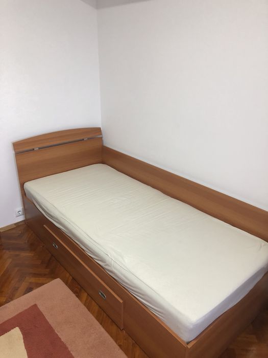 Vând pat o persoană: L 2,00 /l 90. Saltea inclusă, + bonus noptieră.