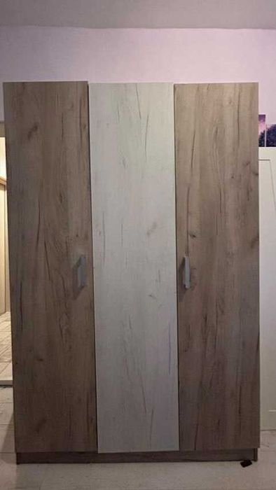 Трикрилен гардероб и скрин – екрю/светлокафяви, леко винтидж