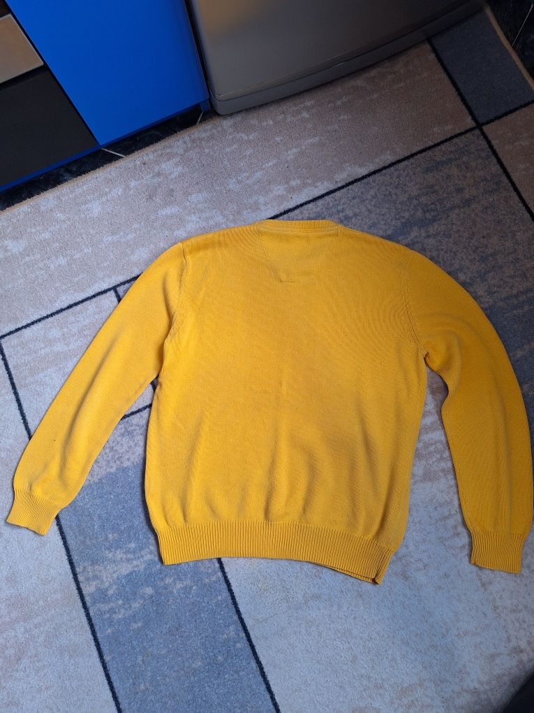Продавам юношески пуловер Nautica размер S