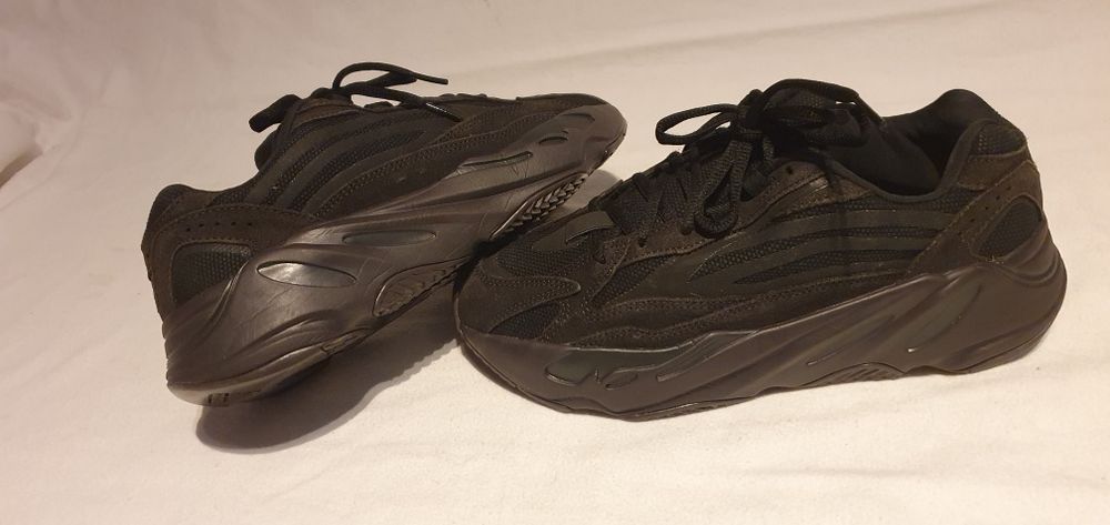 Adidași YEEZY Boost 700 V2