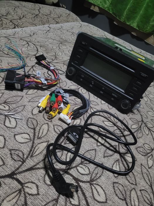 Vând CD Player/Radio compatibil pentru mai multe modele!