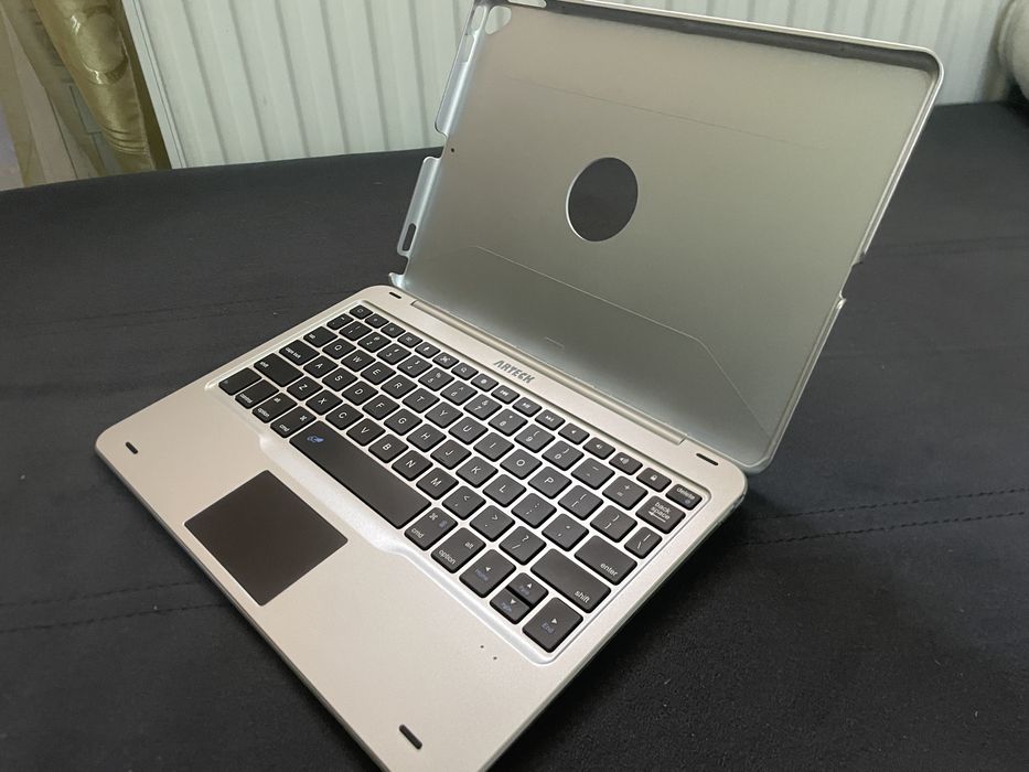 Husă Arteck iPad 7/8/9 cu tastatura și trackpad