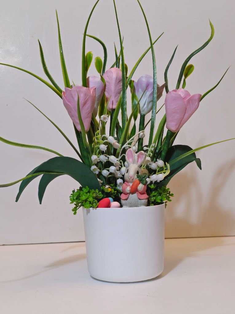 Decoratiuni de Paste cu flori albe/roz  artificiale si iepuras