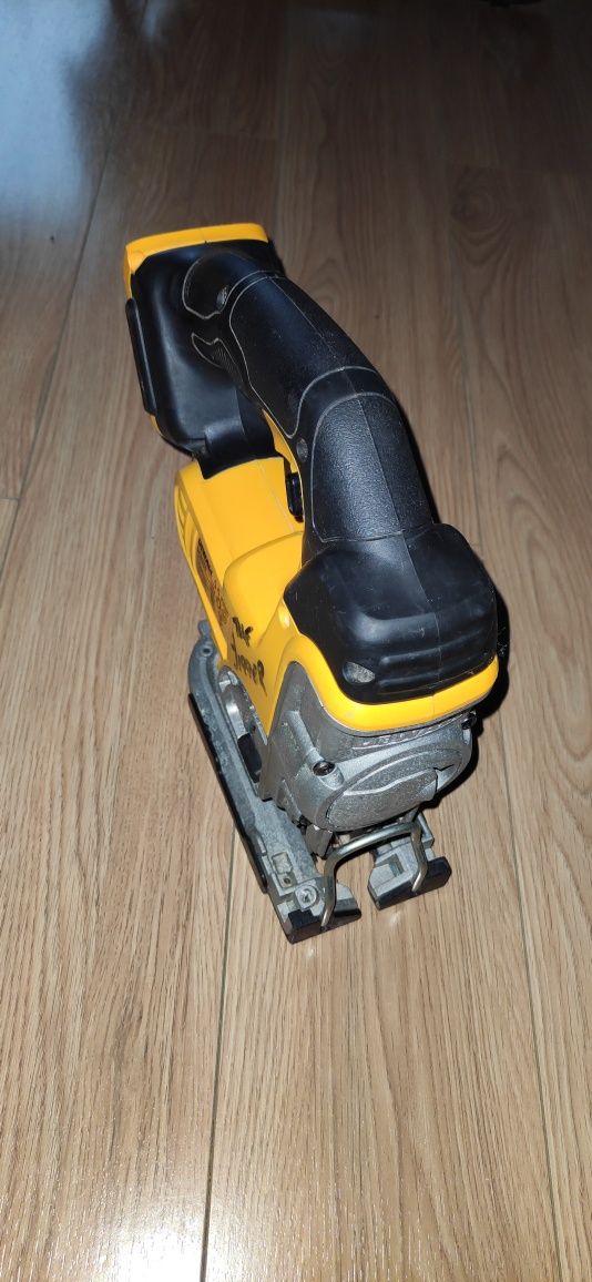 Зеге и батерия DEWALT DCS331