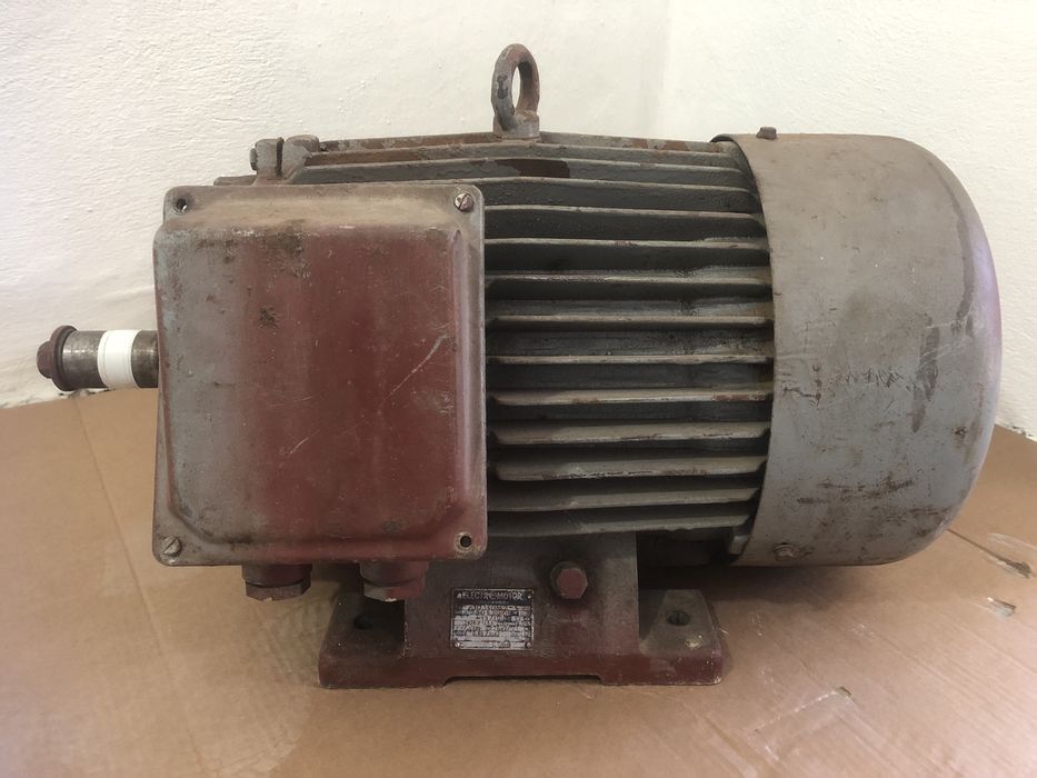 Vând motor trifazat de 13Kw cu două viteze