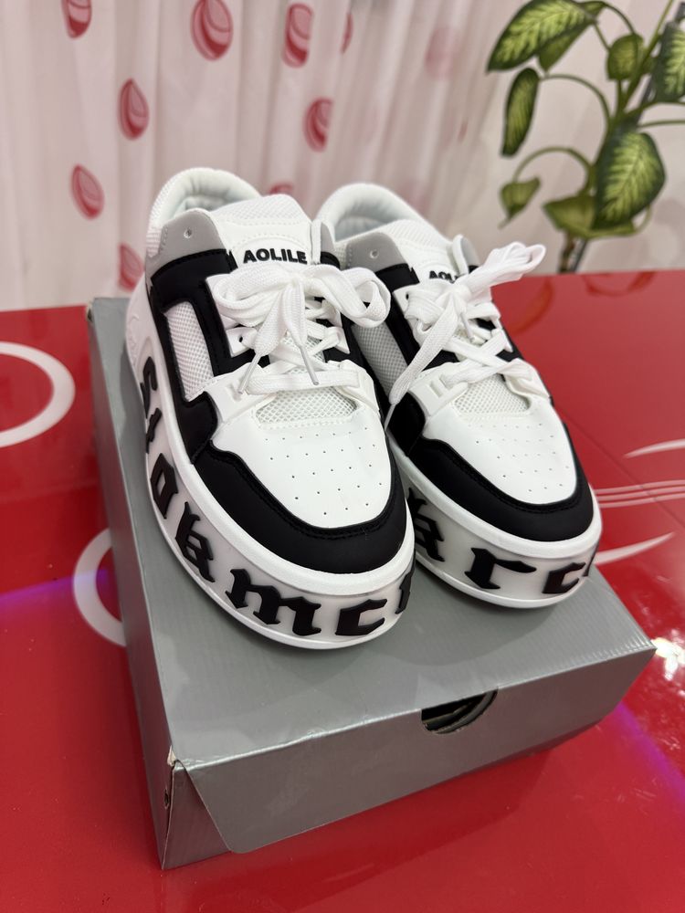 Vand Adidasi sneakers