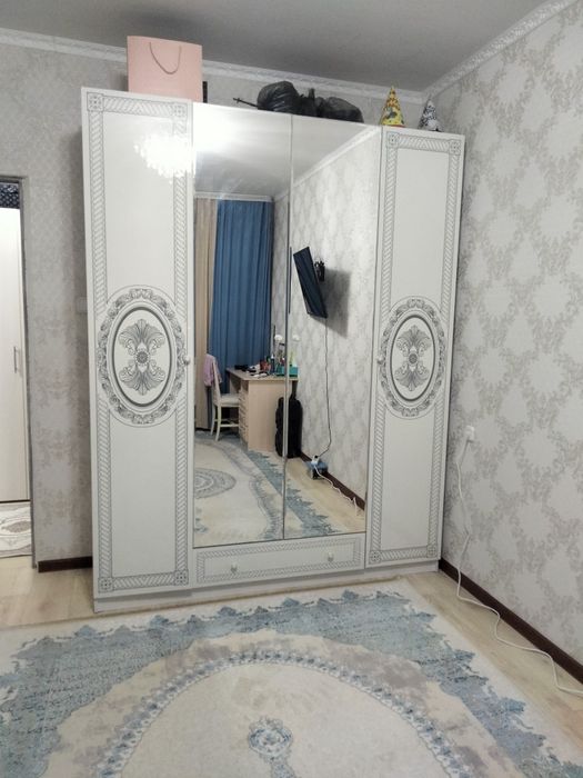 Шифоньер четырех дверный, с зеркалом