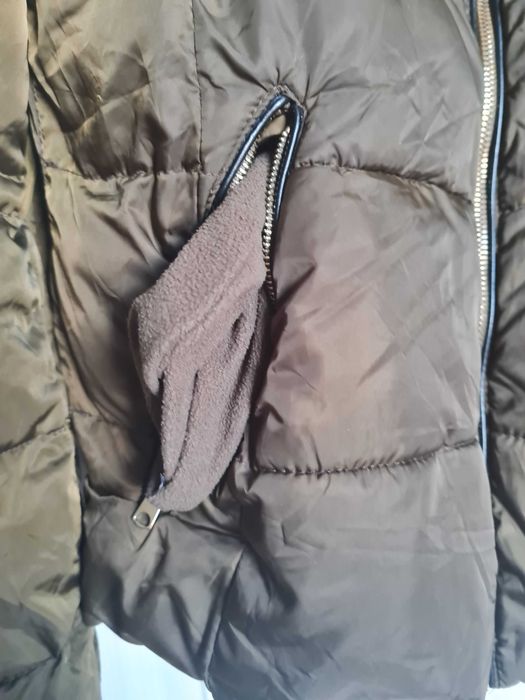 Зимно късо , ватирано яке с пухена яка.