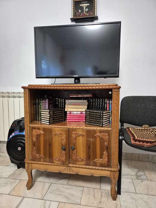 Mobilier lemn masiv vintage – vitrine, comodă, masă și fotolii