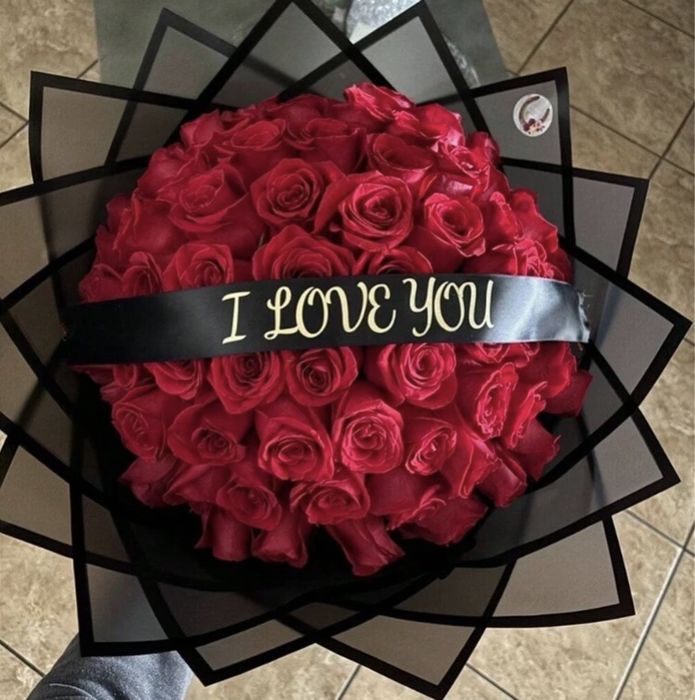 Iubire Eternă,un buchet realizat din 49 de trandafiri