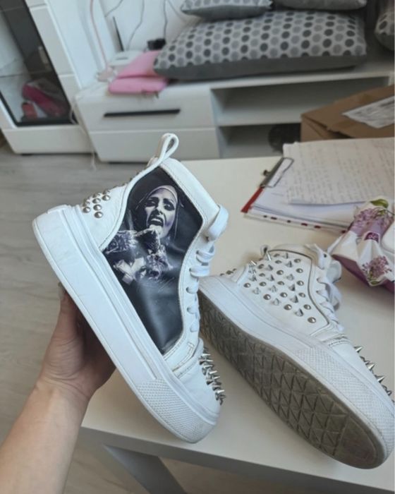 Vand adidasi facuti pe comanda sarbu