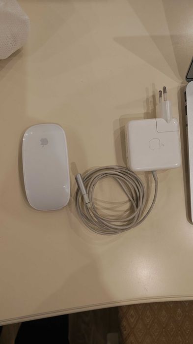 Продам MacBook air 13. С мышкой в комплекте