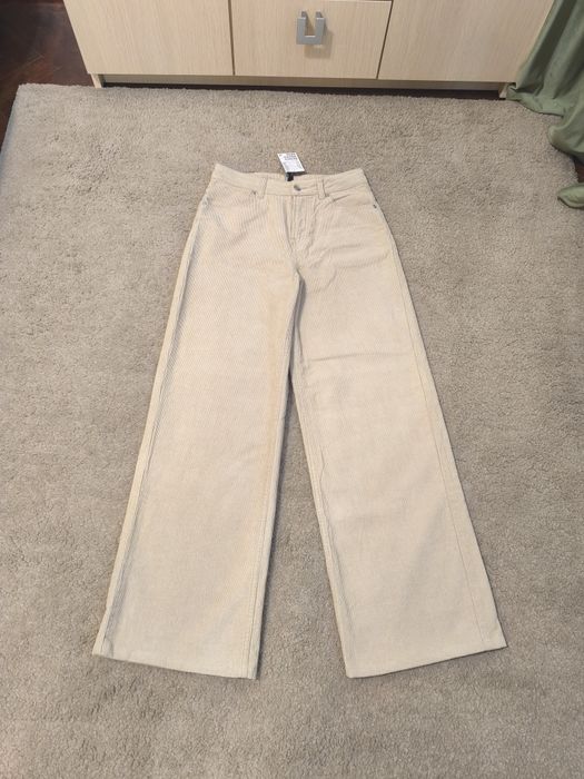 Pantaloni din catifea reiată (H&M)