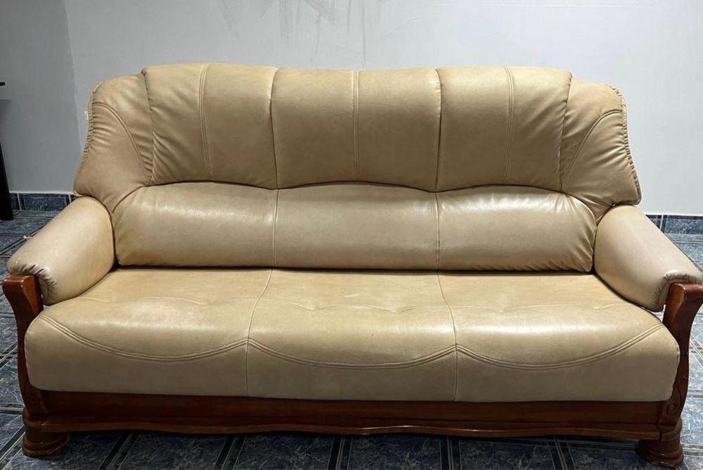 Продаётся кожаный диван и кресло. Светло-бежевый диван, 3-2-1