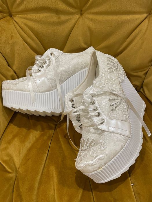 Бели обувки на платформа