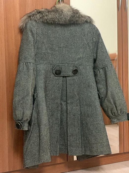 Продается пальто  серого цвета  в отличном состоянии.