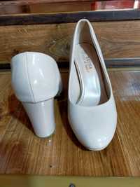 Женские бежевые лакированные туфли
