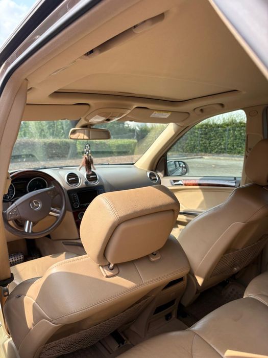 Mercedes ML 320.