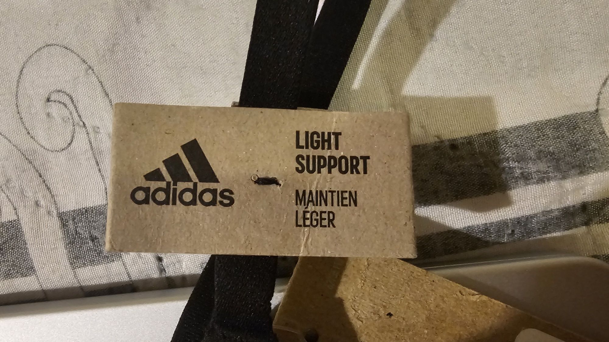 Спортно бюстие Adidas
размер: ХS
чашка: A-C