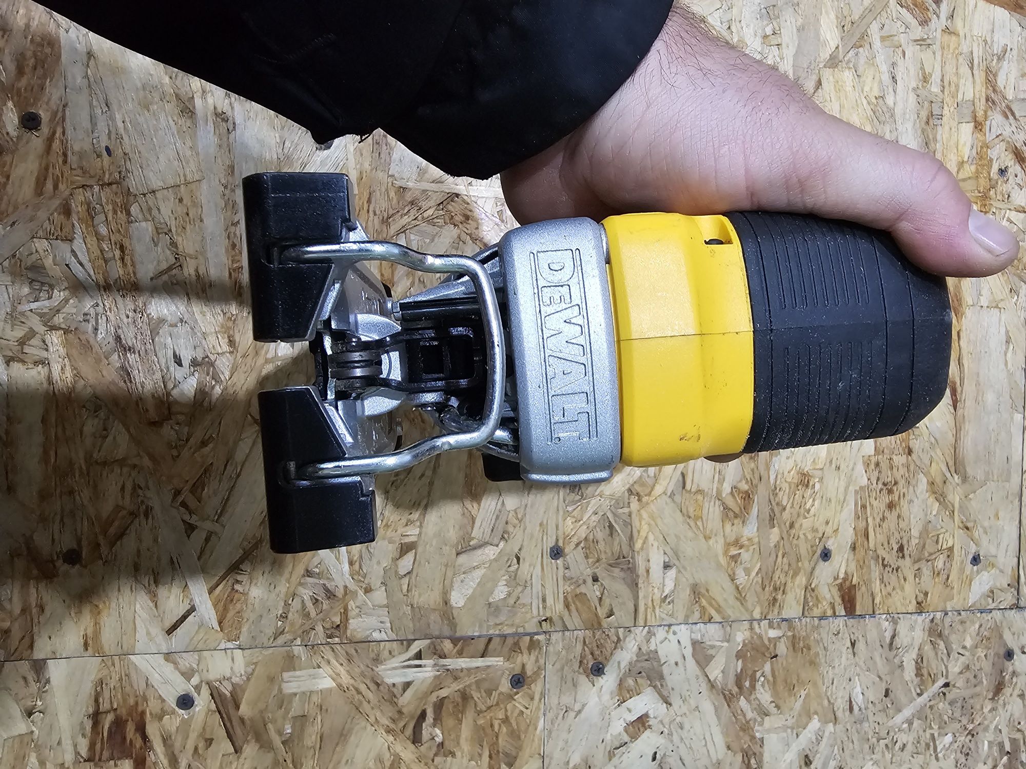 Продам лобзик Dewalt  DCS 335