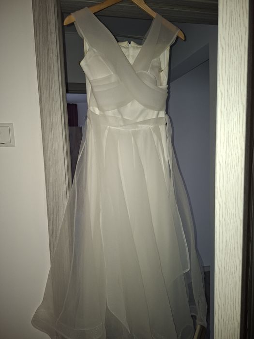 Rochița  a fost purtată  o singură  dată  câteva  ore .