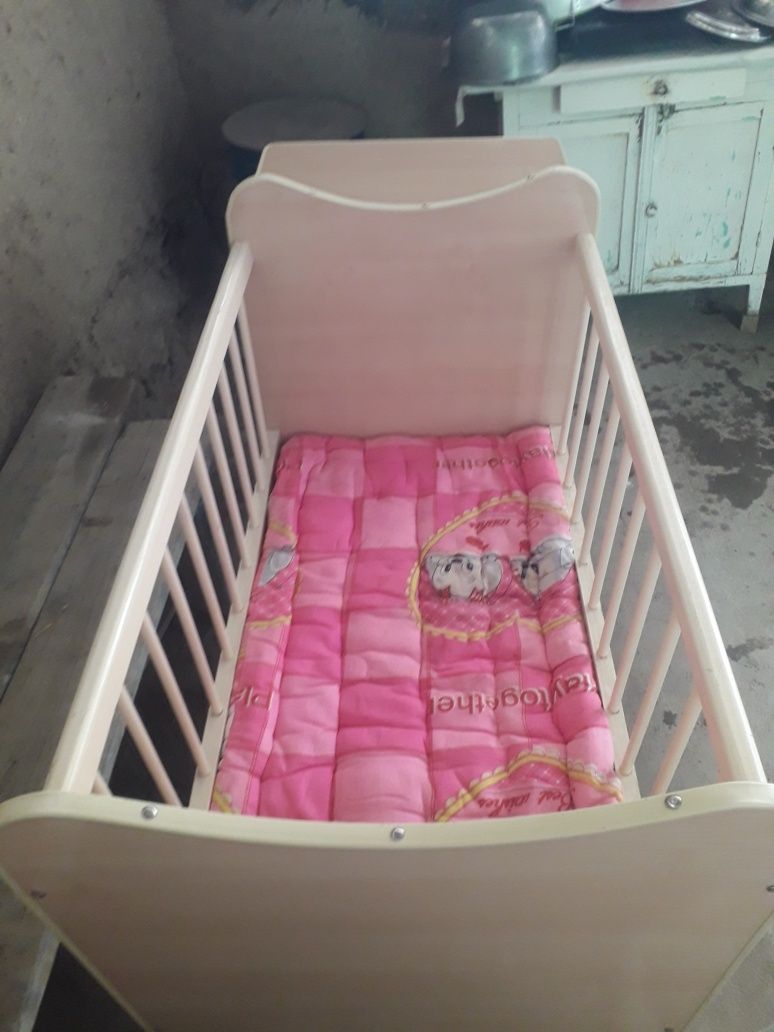 Детская кровать в отдельном состоянии с шкафом