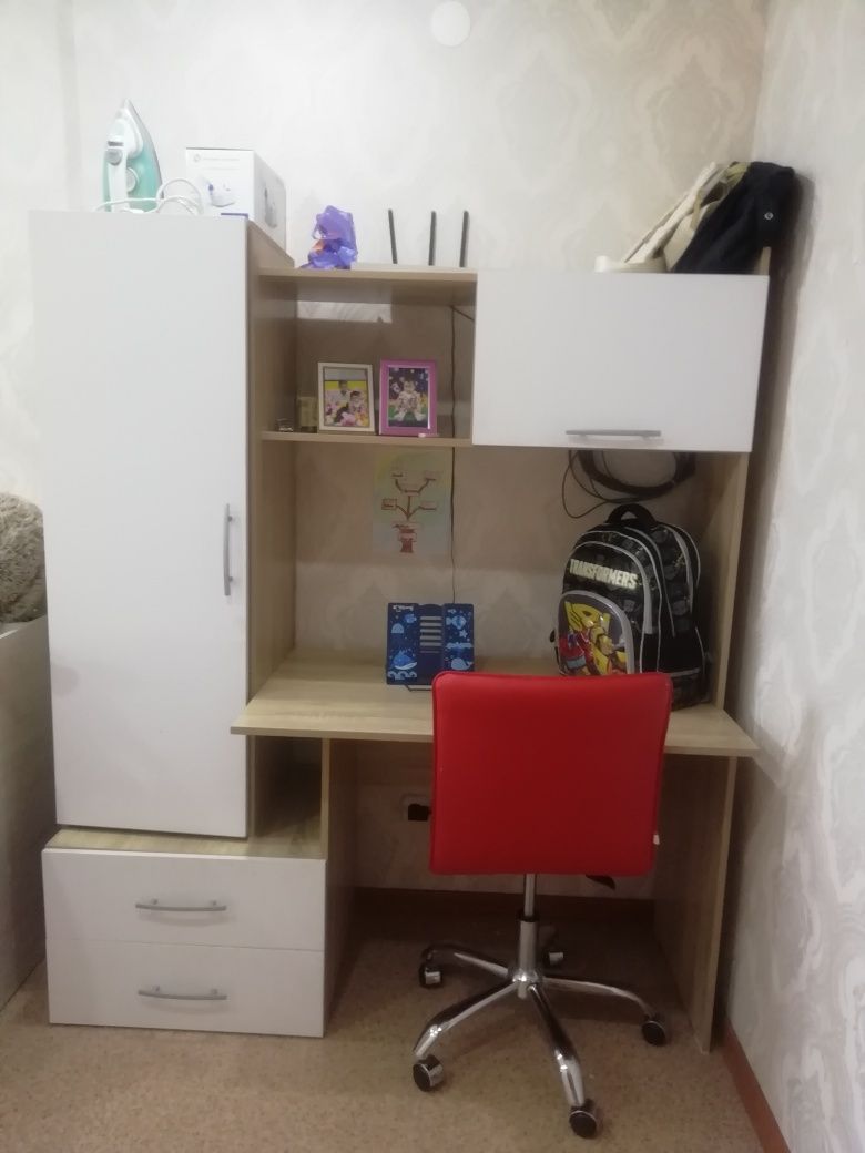 Продаётся писмены стол все месте