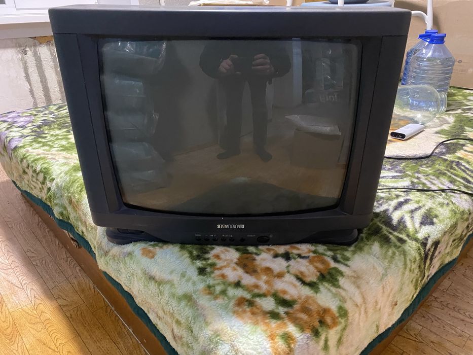 Телевизор с пультом