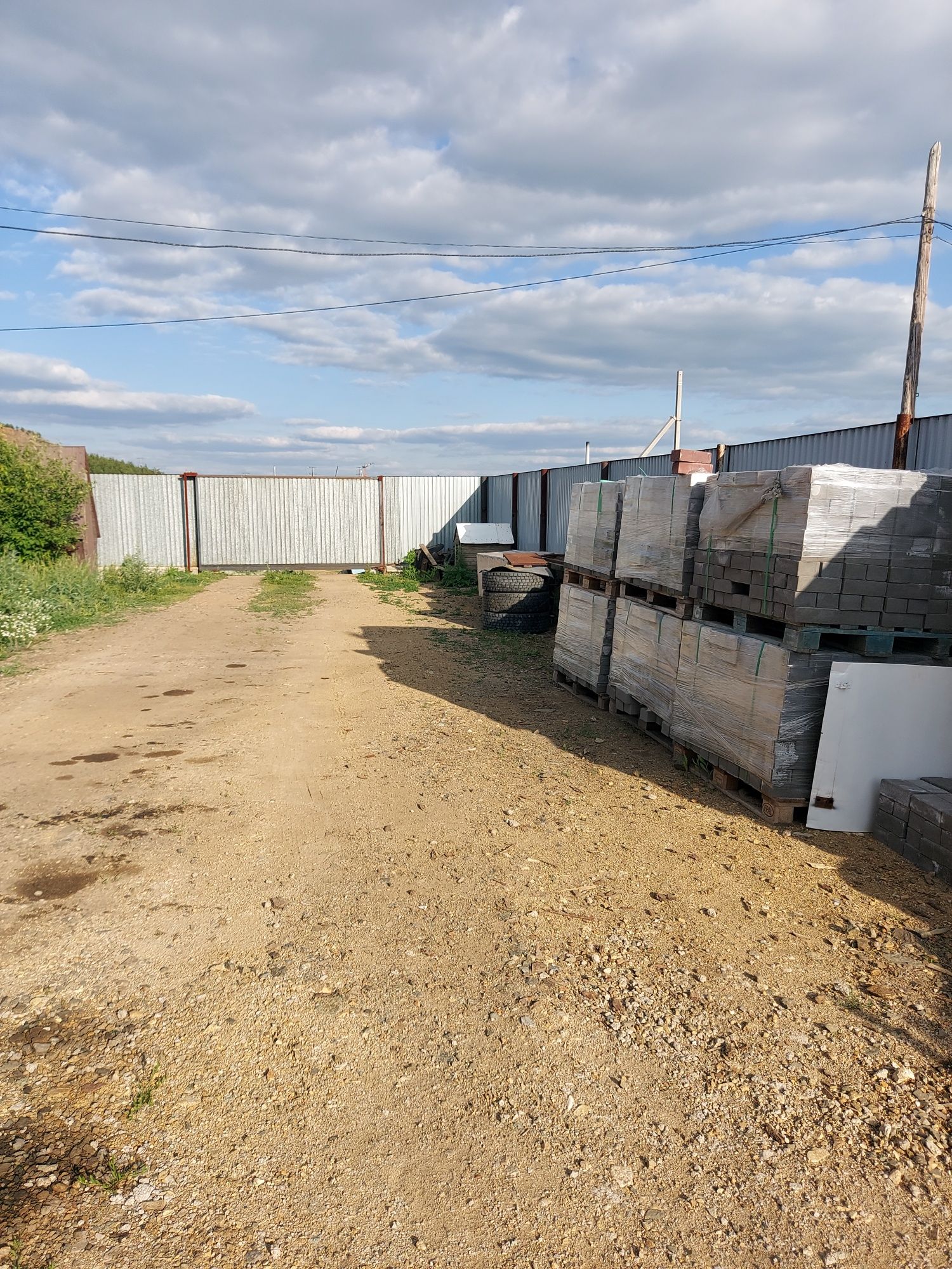 Продам коттедж 2 уровня.Рядом лес и горы 100 метров от дома.