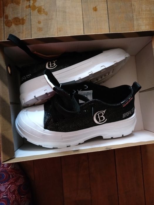 vând adidași originali