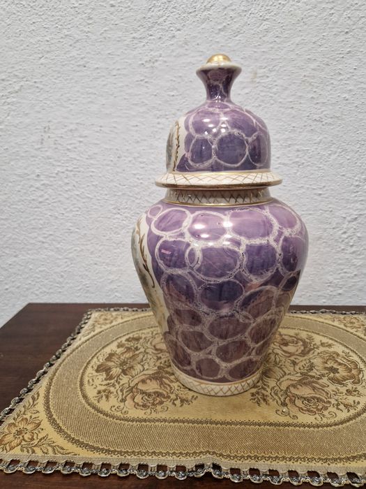 Белгийска порцеланова ваза-урна