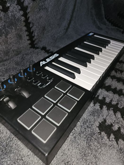 MIDI-Клавиатура Alesis V25