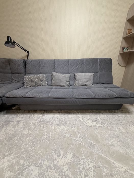 Продам угловой диван с пуфом и софой