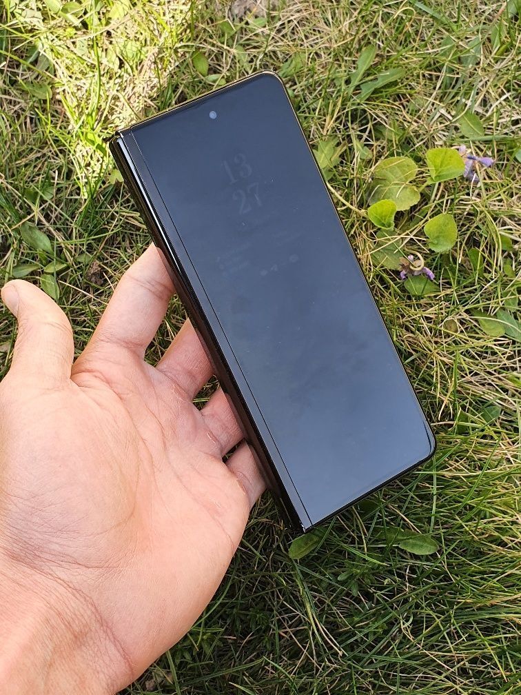 Samsung Z Flod 3 
Xotira 12/256
Batareka 4400
Abmen bor 
Iphone 13 min