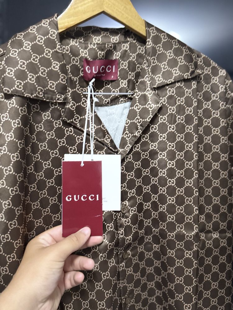 Compleu Gucci, Oversize