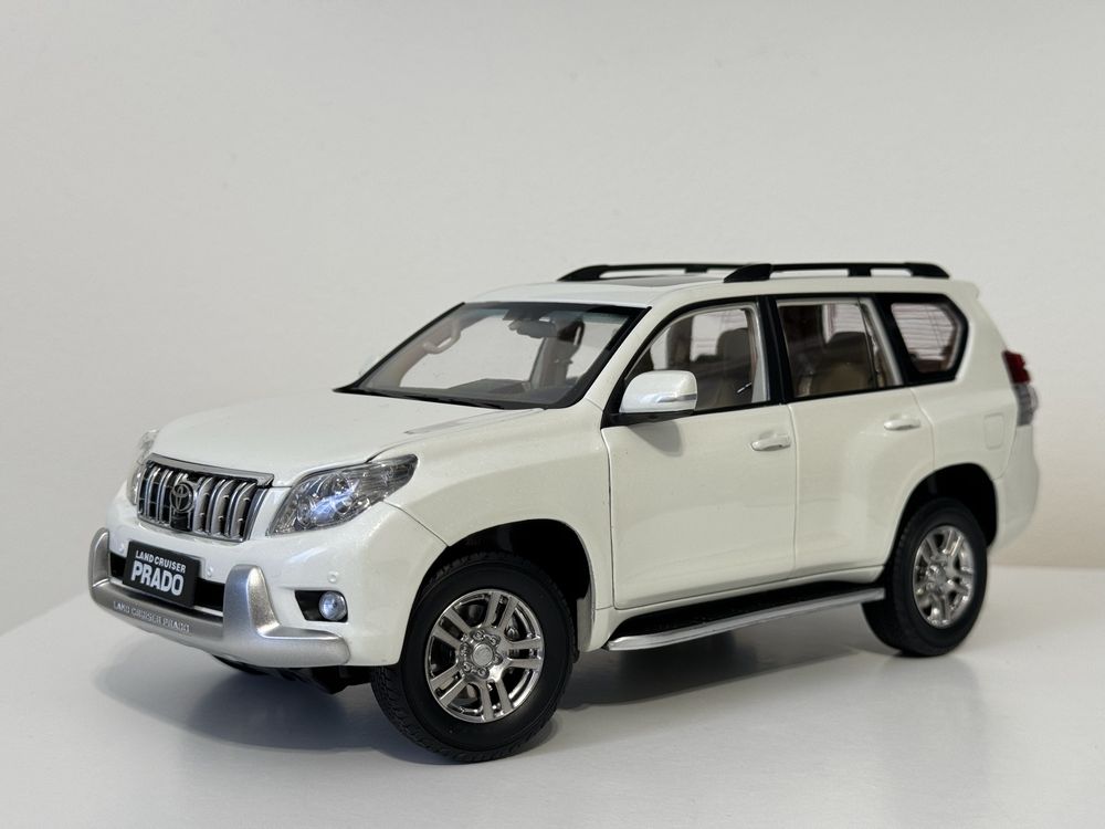 Macheta Land Cruiser Prado 1:18