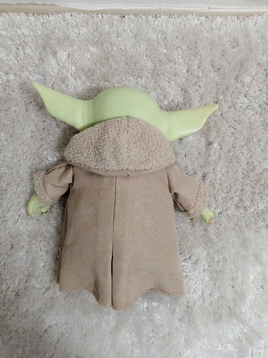 Vând Figurina Baby yoda Star Wars