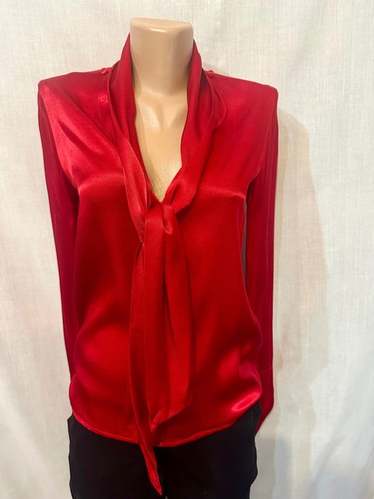 Cămașa fluidă cu eșarfă roșie Andreea Raicu