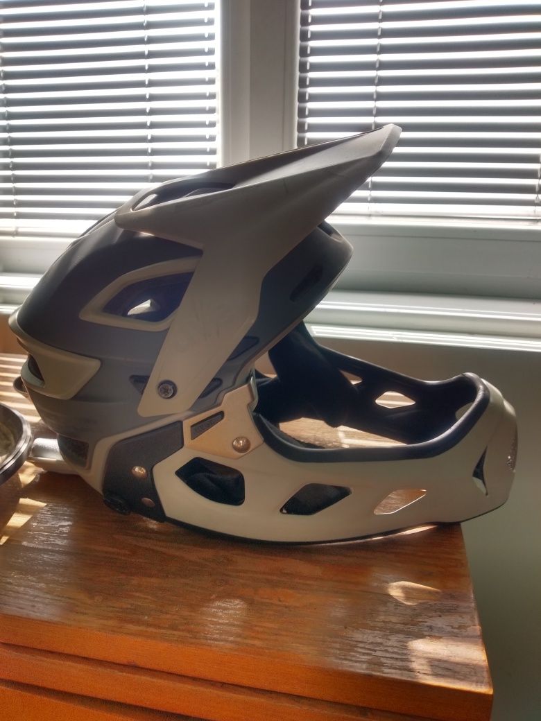 Каска uvex jakkyl 52-57см. 670 грама..