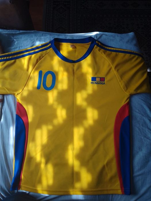 Vând tricouri sportive