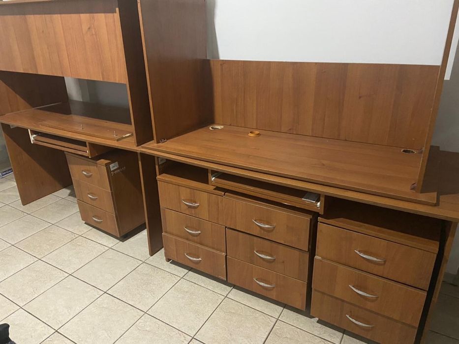 Продам офисные столы и кресла.