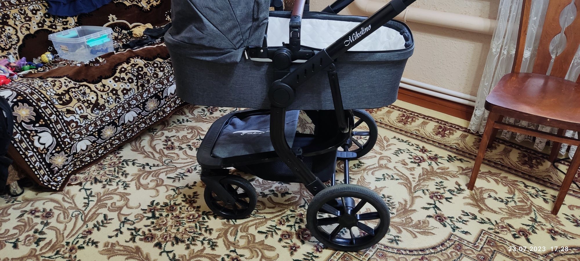 Детская коляска со съемными колесами.