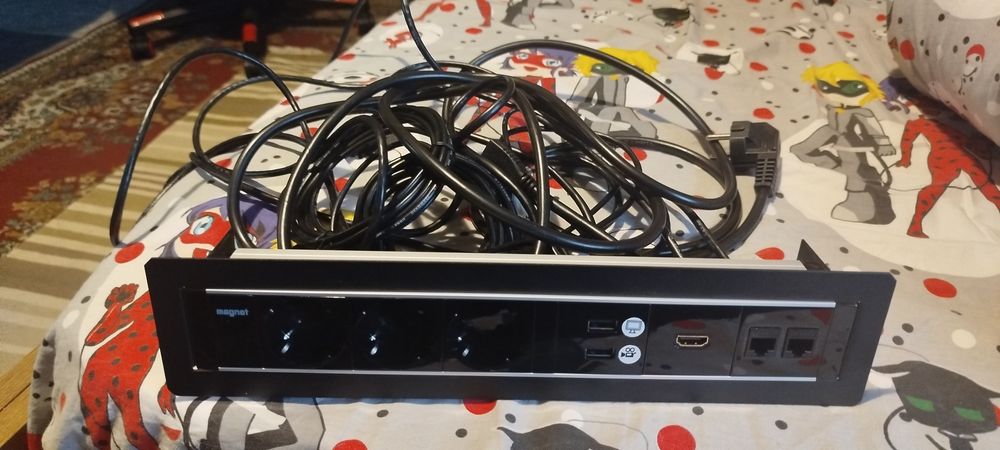 Priză de panou multiplă Magnat