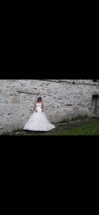 Сватбена рокля с воал и 2 кринолина, размер от М до XL. Почистена!