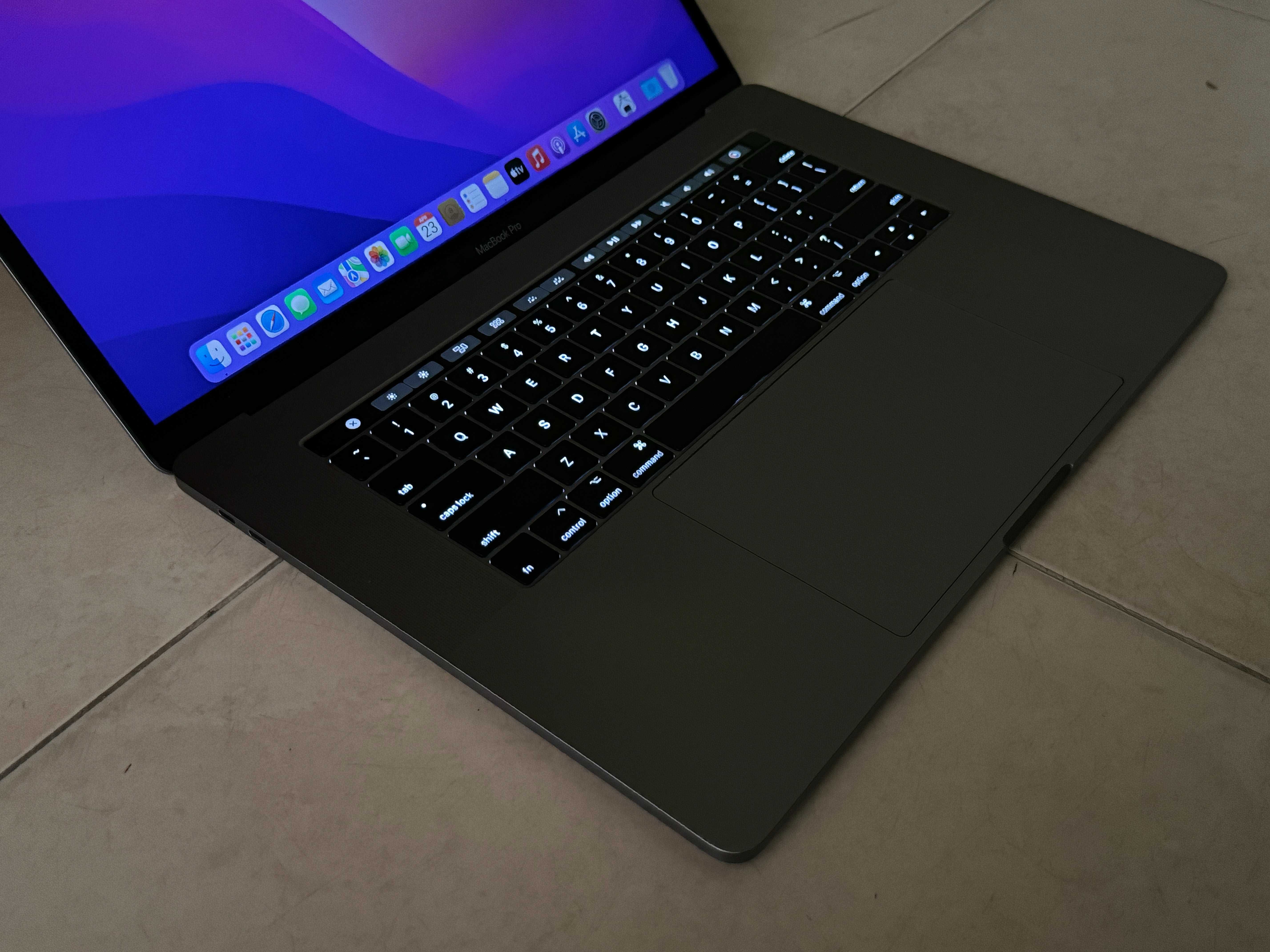 15' Core i9 Apple MacBook Pro 2019 16GB RAM/512GB SSD/Radeon 560X 4GB