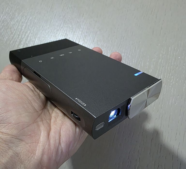 Videoproiector portabil cu acumulator