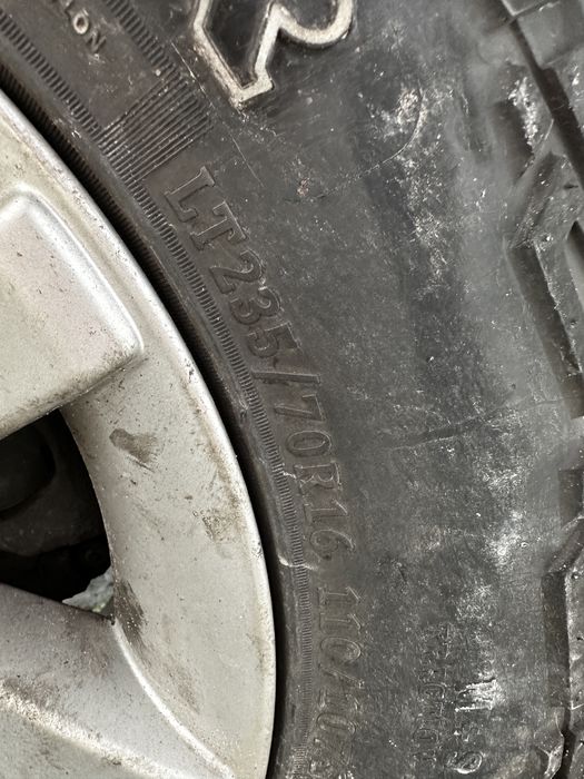 Продават се гумите 235/70/16