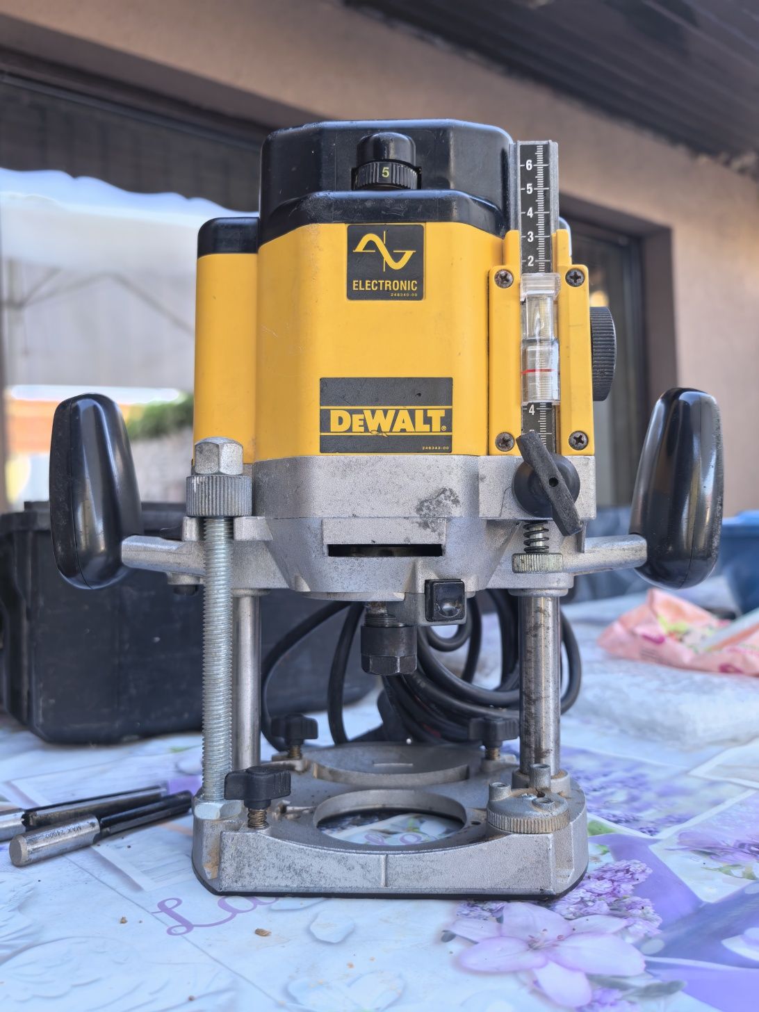 Оберфреза DeWalt DW625E 2000W