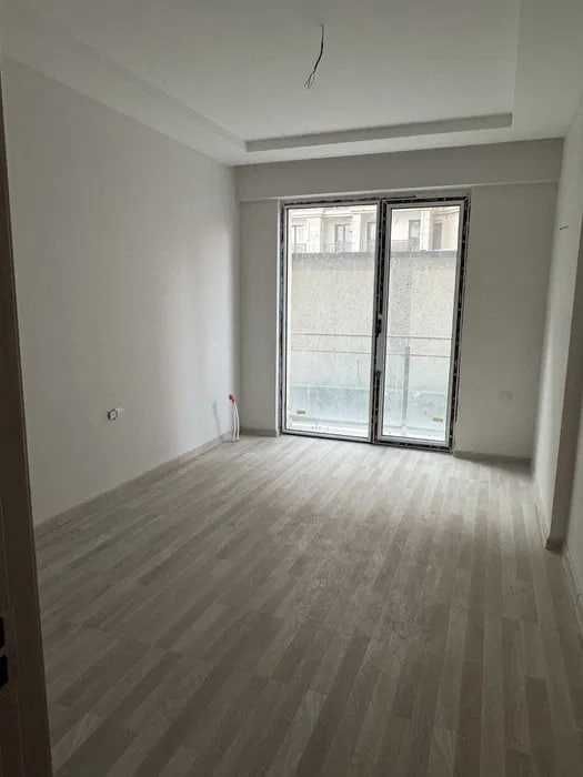 сзади Piramit Tower ZGG комплекс 1-этаж 85м2 под ключ можно под офис